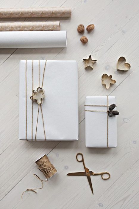 Cajas forradas con papel para tortillas en tono blanco con lazo café