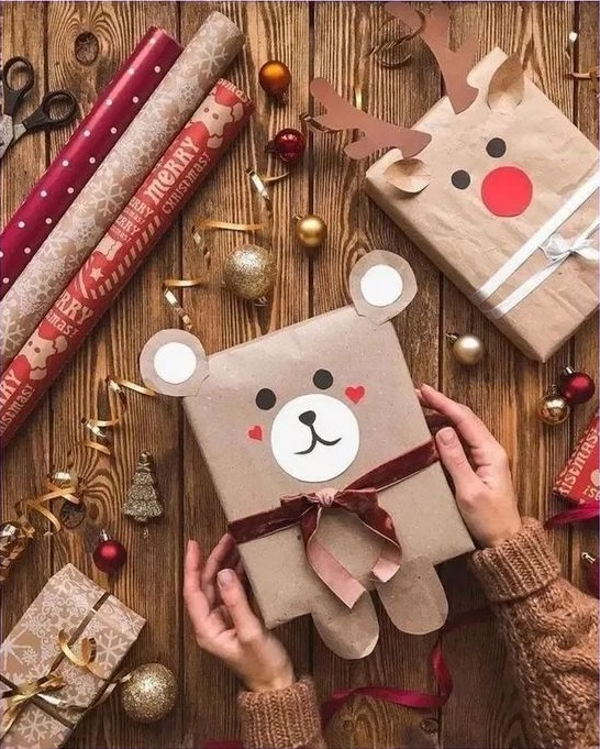 Cajas forradas con papel reciclado y listones en colores rojo y blanco