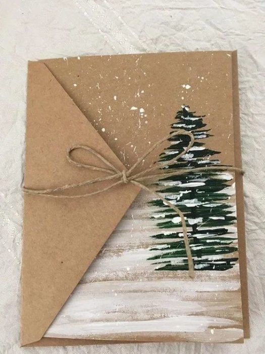 Carpeta reciclada, decorada con un dibujo de pino y nieve