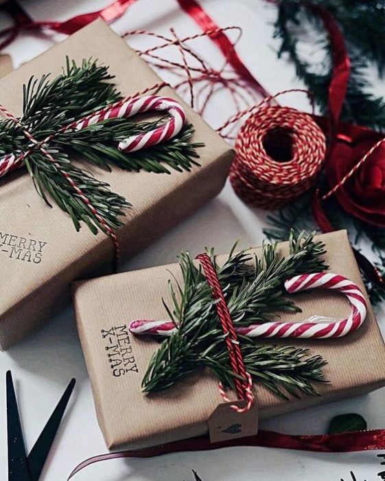 Caja de cartón decorada con hierbas navideñas y caramelos de bastón
