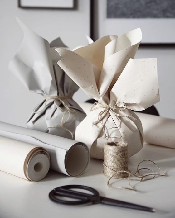Morralitos hechos con papel reciclado para decoración navideña