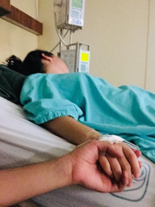Gustavo sosteniendo la mano de Yleana