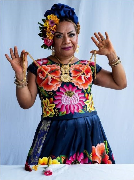 Muxe mexicana modelando para la portada de Vogue