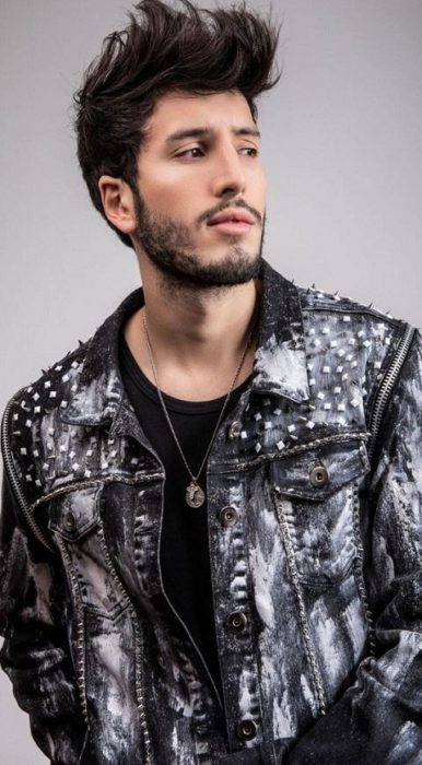 Cantante Sebastian Yatra posando para una foto 