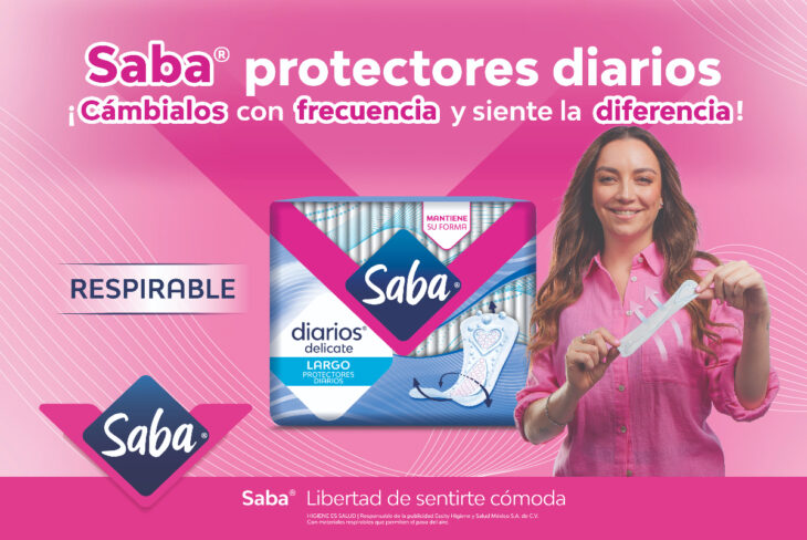 Actriz Regina Blandón sosteniendo protectores diarios de Saba regular