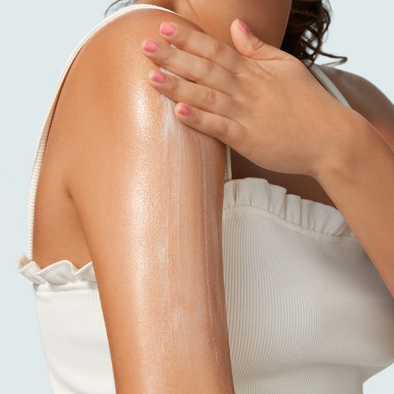 Mujer poniéndose crema