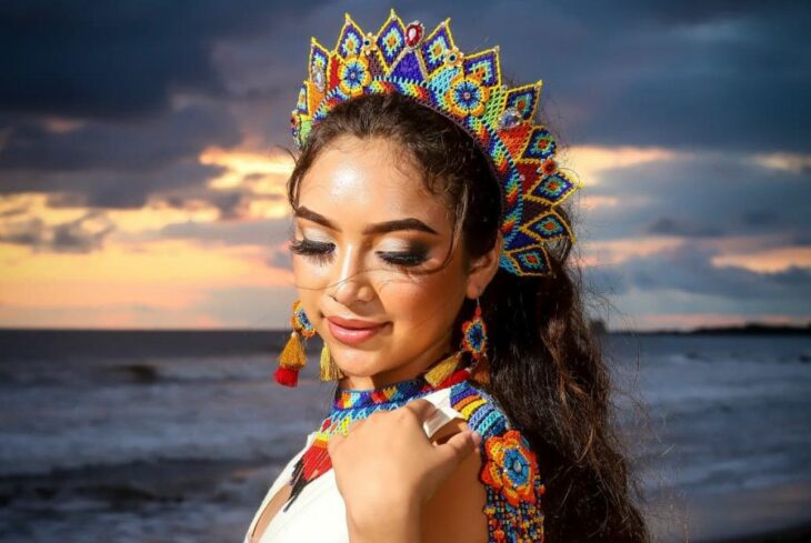 Diana Shakinhira Ramírez posando para fotos de quince años