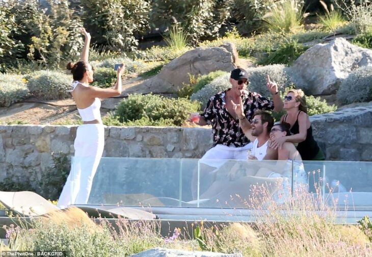Chris Hemsworth en una fiesta con amigos en sus vacaciones en Grecia