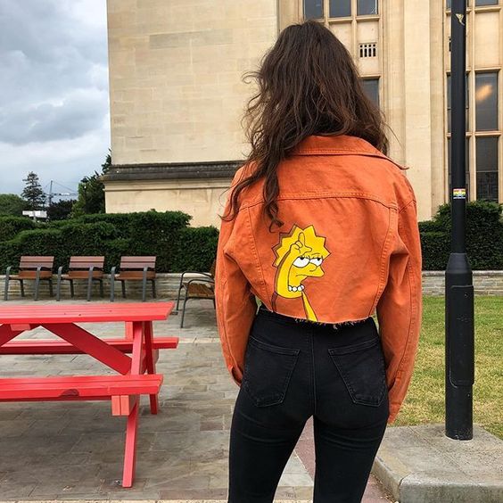 Chaqueta naranja con Lisa Simpson; 18 Ideas para renovar tu vieja chamarra de mezclilla