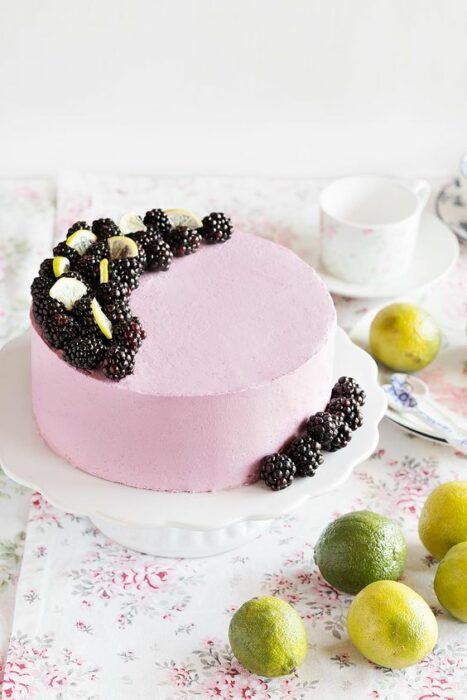 Pastel de crema batida; 18 Hermosos pasteles de moras que querrás presumir en Instagram