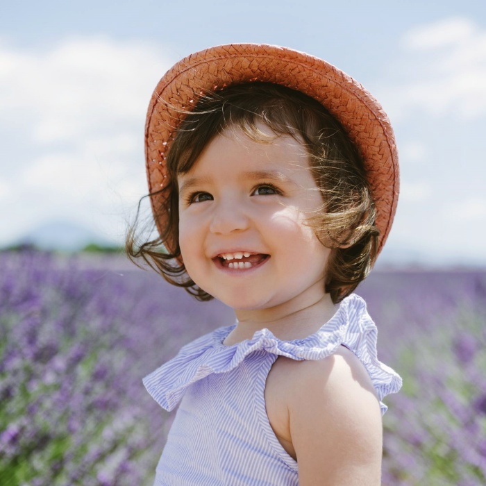 niña bebé adorable con cabello rubio, oscuro, castaño