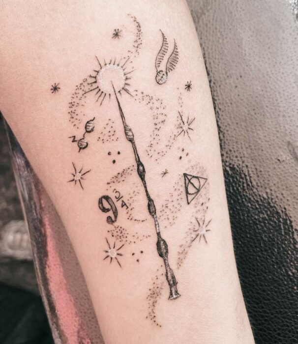 Varita mágica; 18 Tatuajes inspirados en 'Harry Potter' que te llevarán de vuelta a Hogwarts