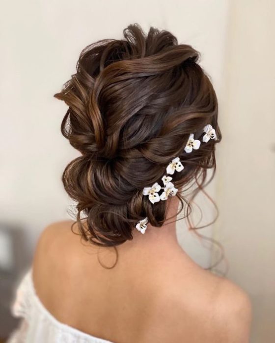 Recogido despeinado de novia con tocado de flores