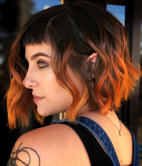 Cabello con puntas de color naranjas