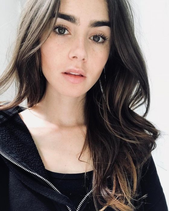 Lily Collins sin maquillaje mirando a la cámara