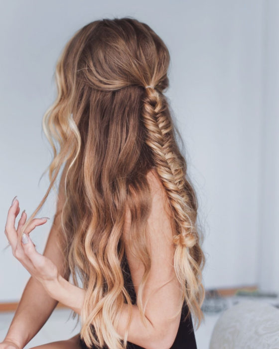 Peinados para San Valentín; cabello ondulado y rubio, peinado de media cola con trenza de espiga