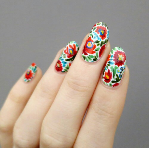 Uñas con flores de colores vivos; 20 Ideas para darle a tus uñas un estilo mexicano y lleno de color