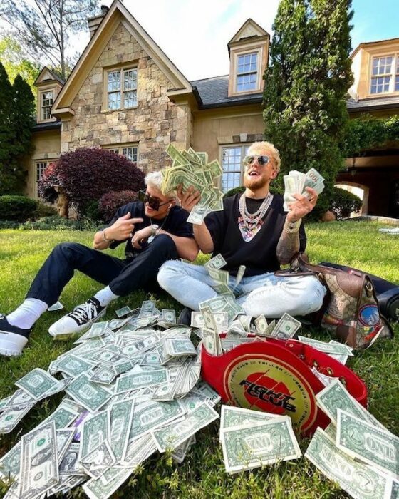 Chicos mostrando dinero ;20 'Niños ricos' en Instagram que presumen todo lo que compran con el dinero de papá