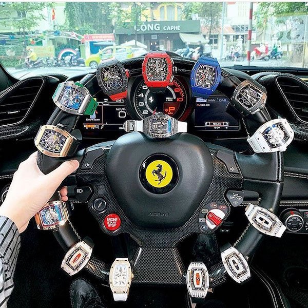 relojes en un volante de auto ;20 'Niños ricos' en Instagram que presumen todo lo que compran con el dinero de papá