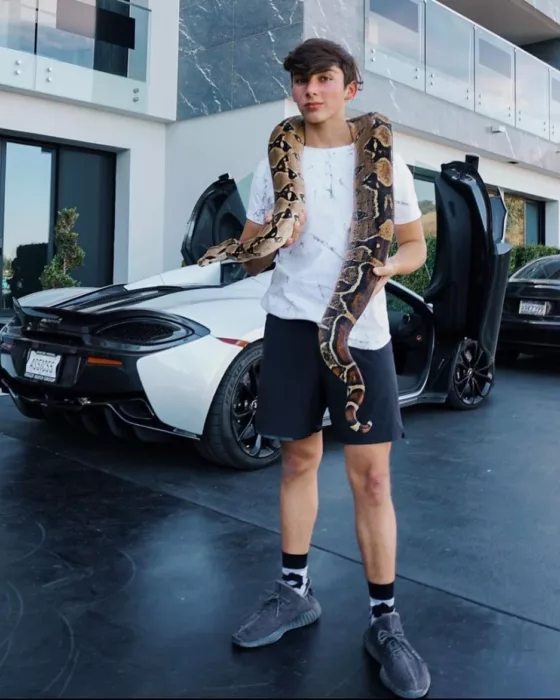 Chico sosteniendo una serpiente ;20 'Niños ricos' en Instagram que presumen todo lo que compran con el dinero de papá