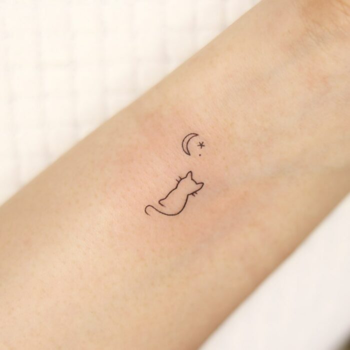 tatuaje de un gatito bajo la luna