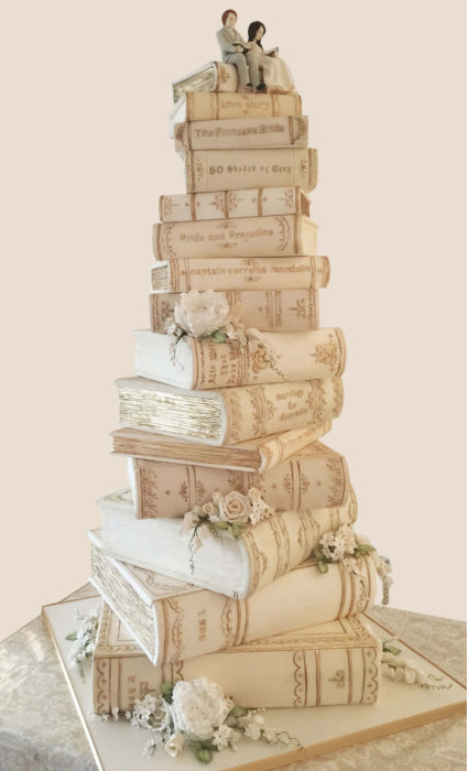 Pastel de boda con diseños de libros