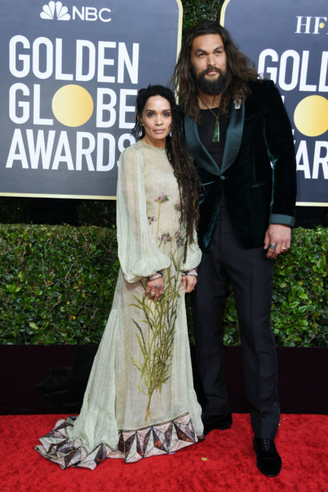Jason Momoa y Lisa Bonet tomados de las manos en la alfombra roja de los Globos de Oro 2020