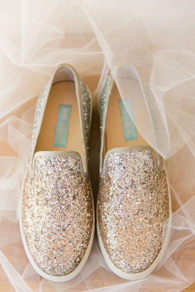 tenis con glitters dorados para bodas