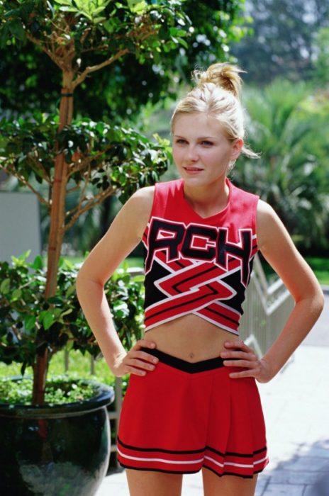 Kirsten Dunst usando un uniforme de porristas en la película Triunfos robados