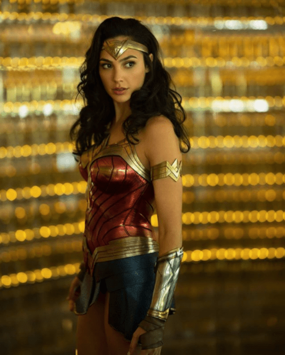 Gal Gadot usando el traje de La Mujer Maravilla