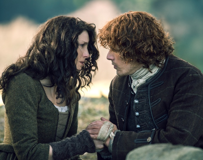escena de la serie outlander con jamie y claire