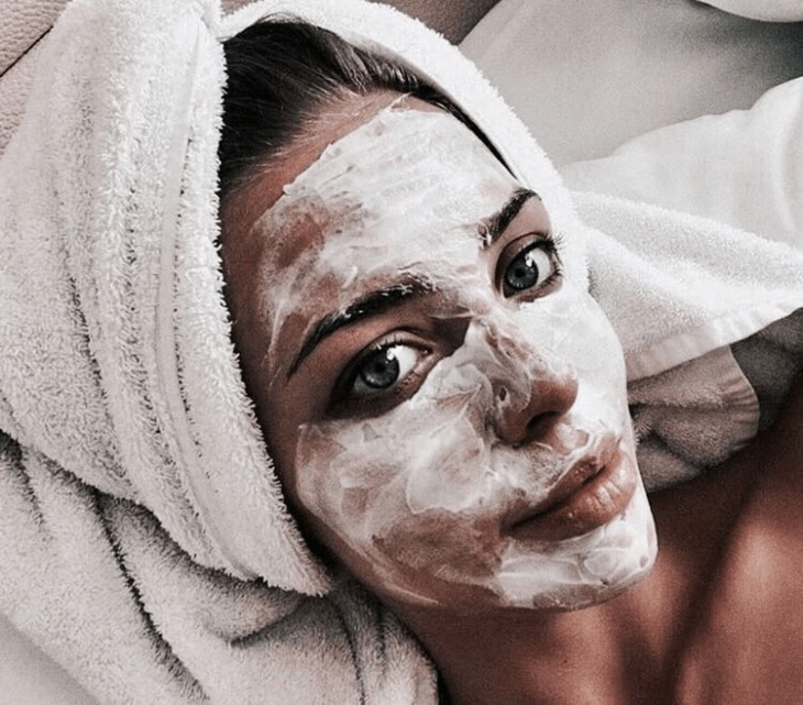 Chica con mascarilla de arroz en el rostro