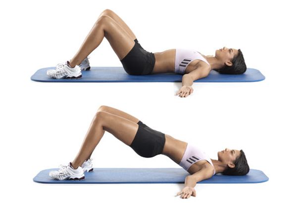 Chica haciendo elevaciones con abdomen 
