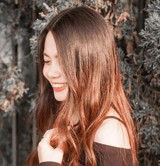Chica con cabello brillante