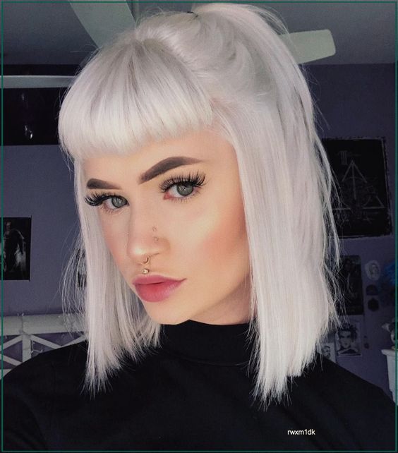 Chica con cabello teñido en platinado deslumbrante; 7 Técnicas para llevar un toque platinado en tu cabellera