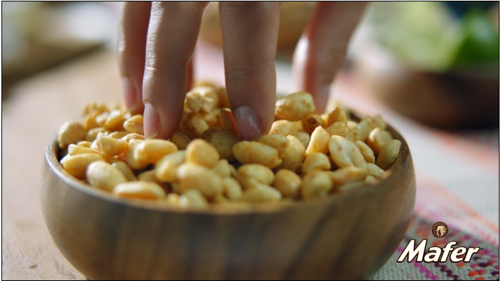 mano tomando cacahuates