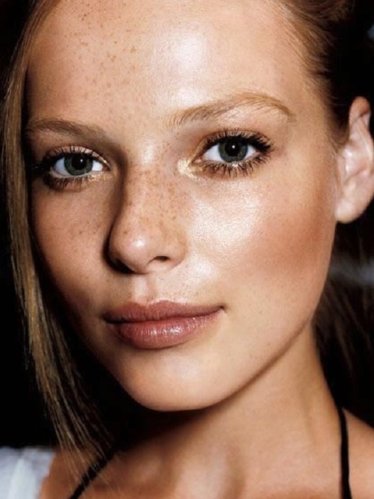 Chica con maquillaje natural e iluminación en el lagrimal