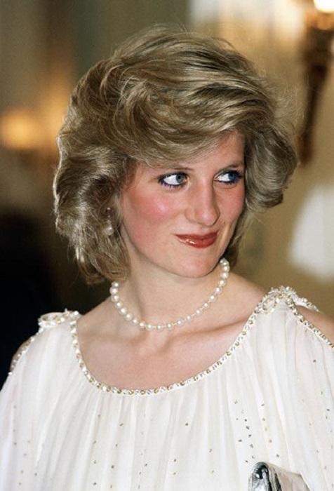 Lady Di usando una blusa blanca y collar de perlas