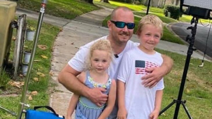 Chase Poust abrazando a su padre y su hermana