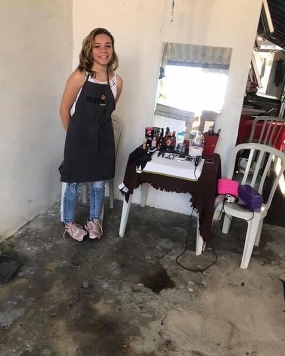 Thayssa en la habitación donde cortaba cabello a sus 15 años