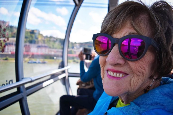 Carley Lake usando gafas de sol