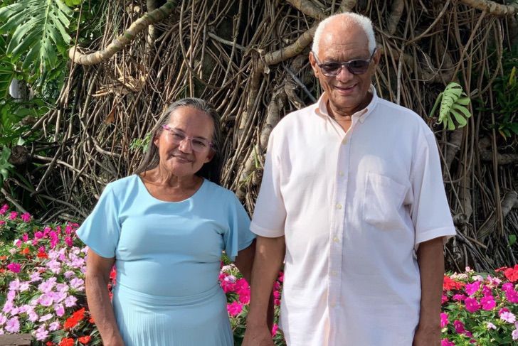 Dira Ferreira y Sebastião Inácio tomados de la mano