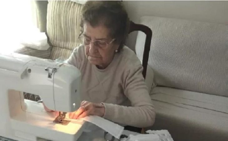Abuelita cose cubrebocas en máquina de coser para hospitales más necesitados