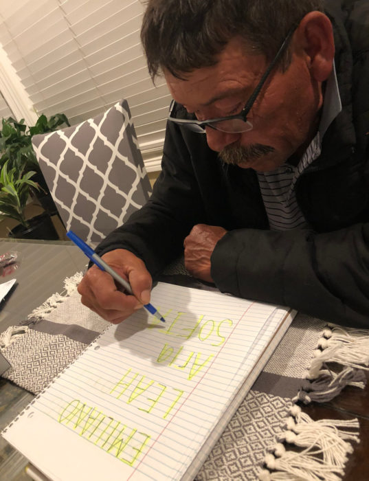 Abuelito aprende a escribir y lo primero que escribe son los nombres de sus nietos