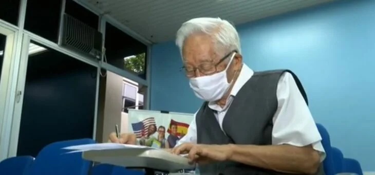 Antônio Tonouti, abuelo estudiando para presentar examen de admisión a medicina