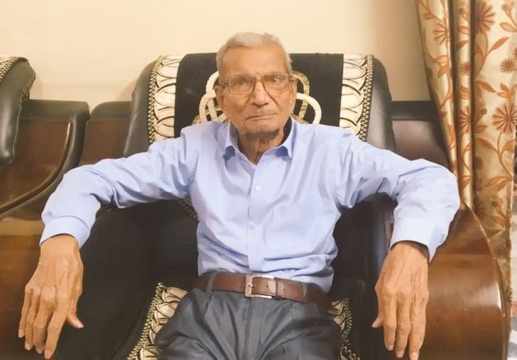 Abuelo sentado en un sofá; Abuelito cedió su cama en el hospital para salvar a un paciente joven