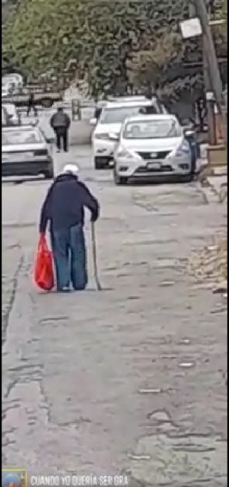 este abuelito vende sus dibujos en el municipio de Guadalupe, Nuevo León para comprar leche a sus nietos