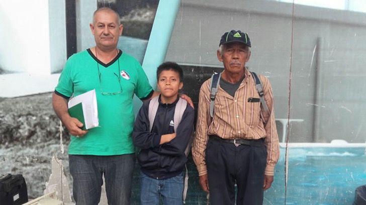 Abuelito y nieto juntos en la escuela; Abuelo y nieto rompen en llanto recibiendo su diploma. Caminaron 6 km a diario hasta la escuela