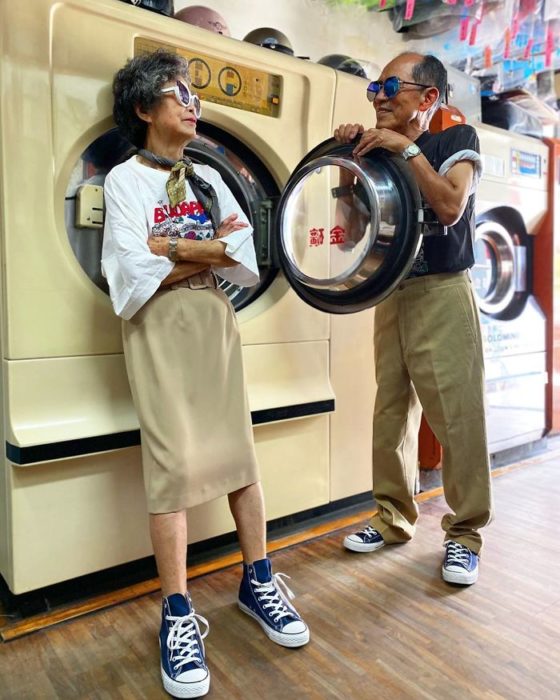 Pareja de abuelitos luciendo conjuntos a juego en color beige dentro de una lavandería