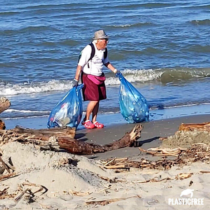 Hombre anciano limpia la basura de las playas de Venecia